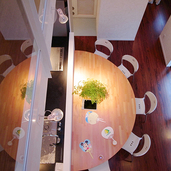 半円状の多目的ジャイアントテーブル