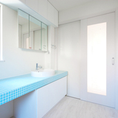 ブルータイルとホワイトで統一したバスルーム