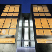 窓明かりがきれいな夜景