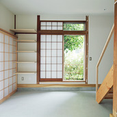 古い明障子が残された１階土間