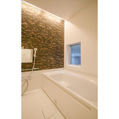 スタイリッシュな壁面のバスルーム