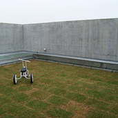 芝生を敷いたテラス