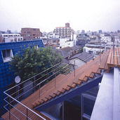 屋根を昇る開放的なウッドデッキ