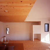 天井に高低差と仕上げを変え、変化をつけたリノベーション