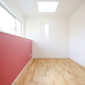 一部分を赤にすることで明るい雰囲気に