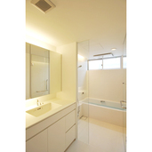 ホワイトでまとめられたバスルーム