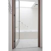 白を基調とした明るい浴室