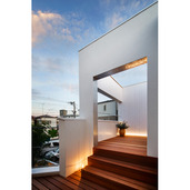 テラスの階段に腰掛けて日暮れのひと時を愉しむ