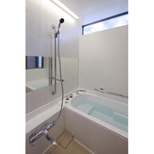 窓からの光を感じる明るく心地よいバスルーム