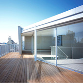 都市部ながら開放感溢れるペントハウスのテラス