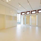 建具の赤色がインテリアのアクセント