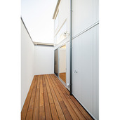 開放的なウッドデッキ