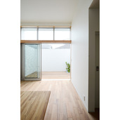 天井まで続く窓から中庭をのぞむ