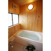 ハーフユニット上部ヒノキ貼の浴室（リフォーム）