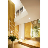 中庭の灯りと間接照明が温かく家主を迎える玄関スペース