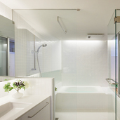 ホワイトでまとめられた1階浴室