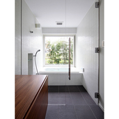 自然光を取り込むバスルーム