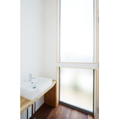 サイドの窓からの光で明るい洗面所