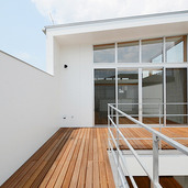 L字型のウッドデッキ