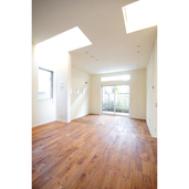 天井からの採光を取り入れたリビング