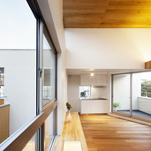 2つのベランダに面したフローリングのリビング