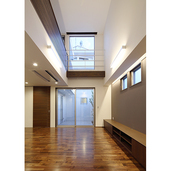 リビングから中庭を望む