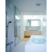 ガラス扉で広く感じる浴室