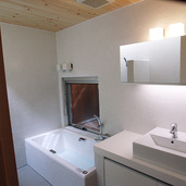 白で統一した洗面浴室