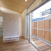 リビングと一体化したフラットのバルコニー