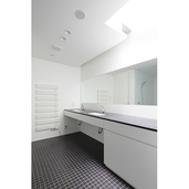 黒をアクセントにした水周りスペース