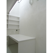 多目的に使える真っ白な作業台と収納