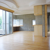 流れるようなデザインの天井