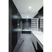 黒を基調とした浴室は落ち着ける空間に