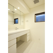 白で統一された洗面脱衣室