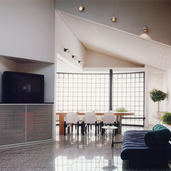 L型の多目的ジャイアントテーブルが脇役