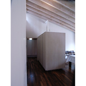 ちょっとした間仕切りになる収納家具