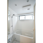 ホワイトで統一した清潔感あふれるバスルーム