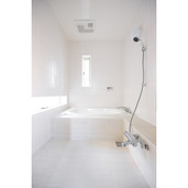 ホワイトで統一した清潔感あふれるバスルーム