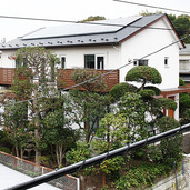 太陽光パネルを取り付けた屋根