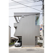 スリット開口は、外壁を吊る構造材の形を表す