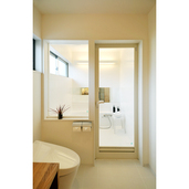 空間をふさがない開放的な浴室