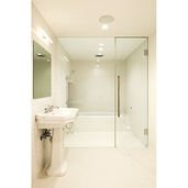 白を基調とした清潔感溢れる浴室