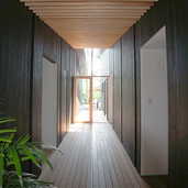 外壁材に囲まれた廊下