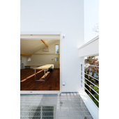 リビングから続くグレーチング床のベランダ