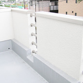 外壁に隙間を空ける事で閉塞感を和らげたサイドバルコニー