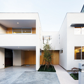 四角いフォルムと木のハーモニーが際立つ外観