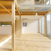 子供が安心して遊べる中庭のような前庭　ミニコンサートの開ける音楽教室