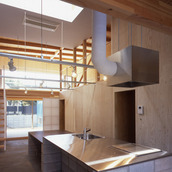 壁に囲まれたダイニングキッチンでもトップライトで自然でのびやかな明かり