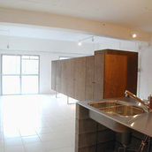 大型収納で部屋を仕切りどこにいても気配を感じられる