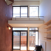 薪ストーブのあるリビングから繋がる大きなテラス